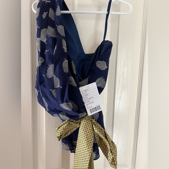 Stunning NWT one-shoulder, silk Fei navy feather print top from Anthro, size 0 - Picture 2 of 7
